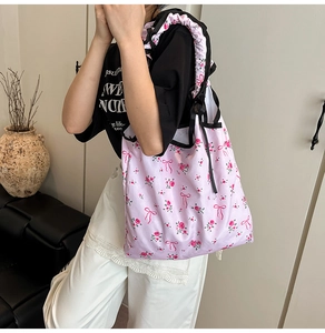 Dettaglio della borsa spesa floreale rosa con spalline a pieghe e motivo di rose