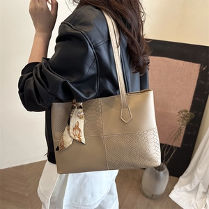 Elegante bolso tote beige con paneles de piel de serpiente y pañuelo de seda decorativo