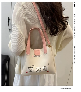 Détail du sac cabas crème et rose avec illustrations d'ours mignons et lanières en cuir