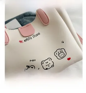 Détail du sac carré en cuir PU blanc avec imprimé chien mignon et poignée rose pâle