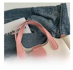 Détail du sac cabas beige motif litchi avec lanières roses et lettrage ATTITUDE