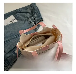 Vue intérieure du sac fourre-tout avec compartiment zippé et capacité de rangement