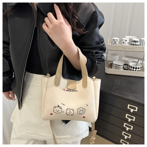 Détails du sac à main crème avec imprimés d'ours de dessin animé et bandoulière kaki