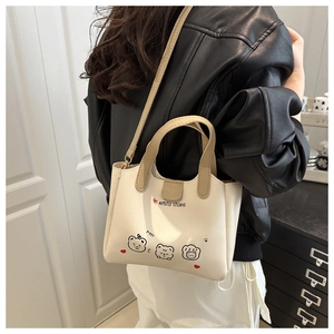 Détail du sac fourre-tout blanc crème avec imprimés d'ours mignons et deux anses