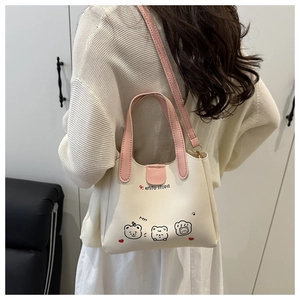 Détail du sac cabas bicolore crème et rose avec illustrations d'oursons sur le modèle