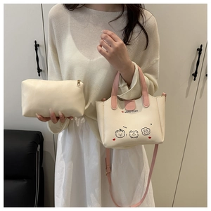 Détail de l'ensemble cabas crème et rose avec motifs d'ours mignons et petite pochette
