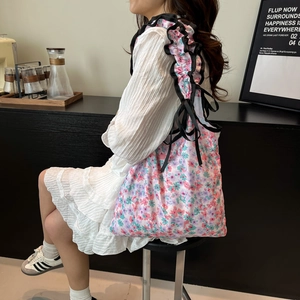 Borsa shopping pieghevole a fiori con spalline a volant e fiocco nero