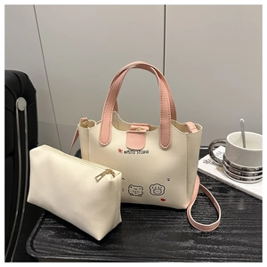 Détail d'un ensemble de sacs crème deux pièces avec imprimé ours et anses roses