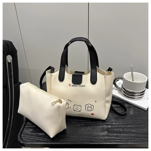 Détail du sac cabas en cuir PU crème avec imprimé ours et pochette zippée assortie