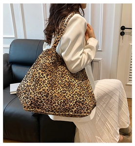 Vue détaillée du sac cabas en toile léopard montrant sa grande capacité et ses anses robustes