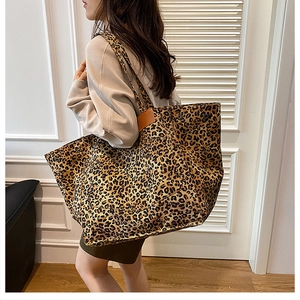 Détail du sac cabas en toile à motif léopard avec boutons-pression latéraux en métal