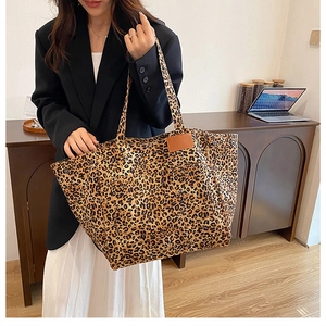 Sac fourre-tout léopard en toile avec poche frontale et étiquette en cuir élégante