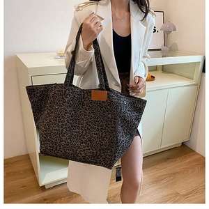 Détail du sac cabas en toile léopard avec poche avant et patch en cuir décoratif