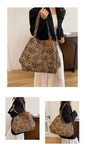 Vue détaillée du grand sac cabas en toile léopard avec écusson en cuir brun et sangles