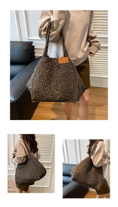 Détail du sac fourre-tout en toile léopard avec poche avant et écusson en cuir