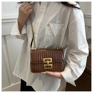 Sac bandoulière marron foncé tendance avec texture matelassée et chaîne dorée