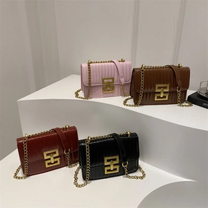 Petits sacs carrés matelassés avec bandoulière chaîne en rose, marron, rouge et noir