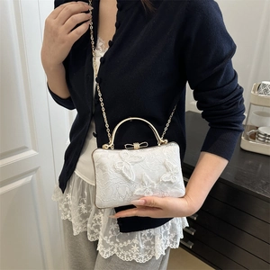 Bolso de noche de encaje blanco elegante con bordado de mariposa 3D y asa dorada