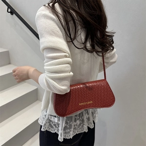 Sac à bandoulière tressé marron rouge minimaliste avec lettrage doré tendance