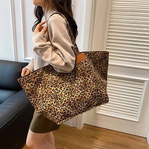 Grand sac cabas en toile à imprimé léopard avec finitions en cuir marron pour le quotidien