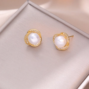 Elegante goldene Blumenstecker mit Süßwasserperlen und funkelnden Zirkonia