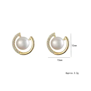Boucles d'oreilles créoles vintage avec perle d'eau douce et pavé de zircone
