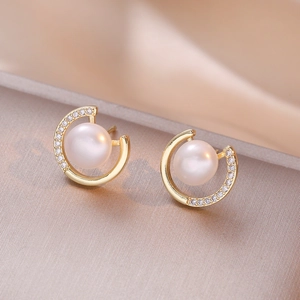 Boucles d'oreilles dorées en C avec micro-pierres et perles d'eau douce naturelles