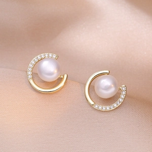 Boucles d'oreilles élégantes en perles d'eau douce dorées avec incrustation zircon