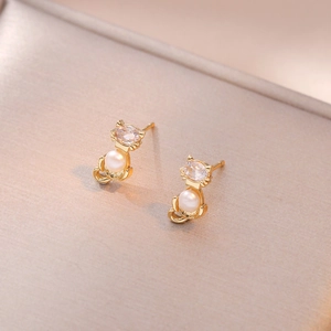Cat-shaped earrings with gold plating, sparkling zircon heads and white pearl bodies