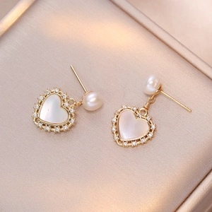 Eleganti orecchini a cuore in madreperla con placcatura in oro, zirconi e perle naturali