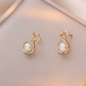 Elegante goldene Fächer-Ohrstecker mit Zirkonia-Inlay und weißen Süßwasserperlen