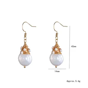 Boucles d'oreilles élégantes en perles d'eau douce baroques et fil doré de style épuré