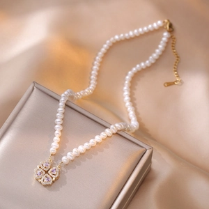 Elegante parelketting met magnetische klaverhanger en details van zirkonia