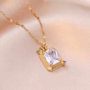 Élégant collier en titane doré avec grand zircon rectangulaire et accents colorés