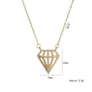 Collier doré minimaliste avec pendentif diamant 3D évidé et pavé de zircons étincelants