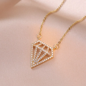 Collier en or minimaliste avec pendentif losange ajouré sur tissu en soie champagne