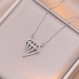 Élégant collier argenté avec pendentif géométrique serti de pavé sur une chaîne fine
