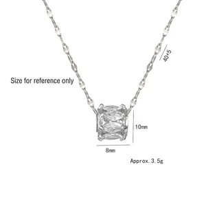 Collier en acier titane avec pendentif cylindre serti de zircons et chaîne réglable