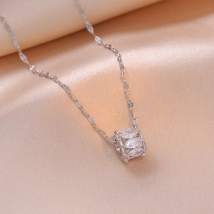 Collier élégant en titane avec pendentif cylindre en zircon sur fond satiné