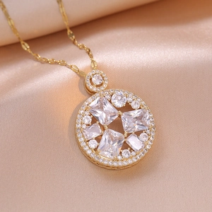 Collier élégant en or avec pendentif circulaire et incrustations de zircon en étoile