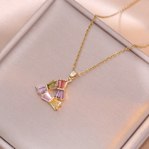 Elegante Halskette aus Goldtitan mit geometrischem Dreieck-Anhänger und bunten Zirkonias