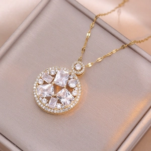 Collier élégant plaqué or avec pendentif en forme de fleur en zircone étincelant