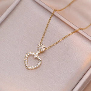 Macro-opname van gouden hartvormige hanger met zirkoon in een luxe geschenkverpakking