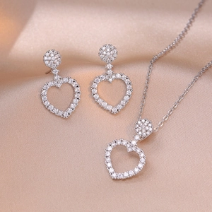 Sprankelende zirkonia hart sieradenset met ketting en oorbellen op champagne zijde