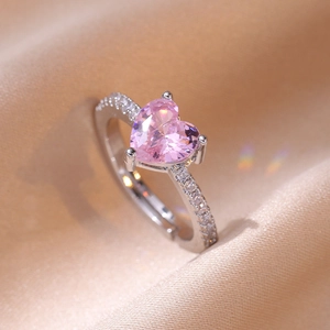 Anello con zircone a cuore rosa in argento con pavé su seta color champagne