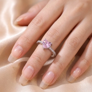 Anello regolabile con cuore in zircone rosa e pietre luccicanti su fascia argentata