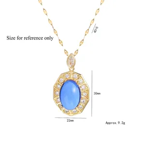 Collier en titane doré avec pendentif gemme bleue et détails en zircon blanc