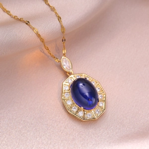 Collier en or élégant avec pendentif saphir bleu ovale et entourage de zircons brillants