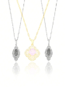 Dettaglio della collana con ciondolo a fiore con zircone viola e catena in acciaio