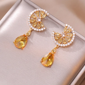 Boucles d'oreilles pendantes dorées avec pierres poires jaune citron et cristaux brillants